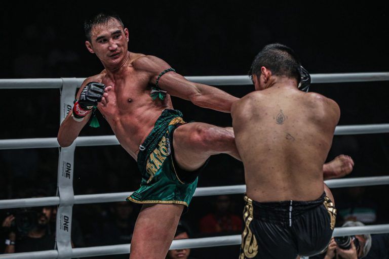 Petchmorakot Petchyindee Academy defeats Pongsiri PK.Saenchaimuaythaigym ONE WARRIORS CODE DC 2170 768x512