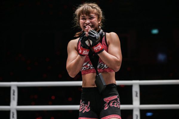 Stamp Fairtex thanks the fans after her win against Puja Tomar
