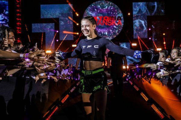 Viktoria Lipianska defeats Amber Kitchen IMGL0399 600x400