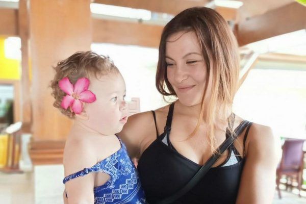 Miesha Tate Holds Her Daughter Amaia Nunez 1200X800 600x400