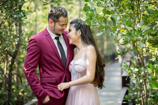 Muay Thai legend Yodsanklai IWE Fairtex and his fiancee's photo shoot