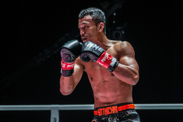 Sitthichai Kickboxing Stance 1920X1280 600x400