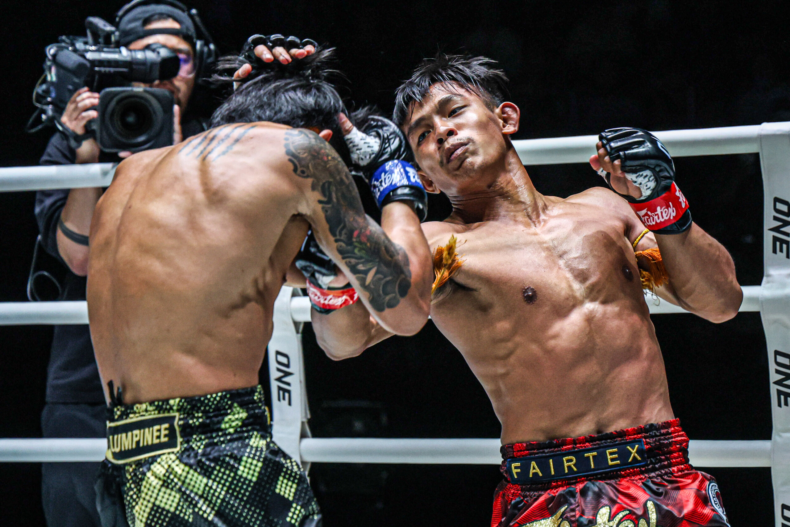 Songchainoi Kiatsongrit Teeyai Wankhongohm MBK ONE Friday Fights 100 14 scaled