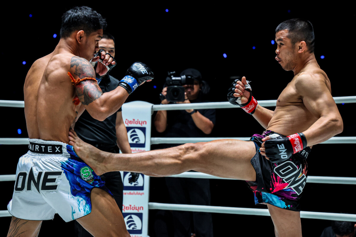 Nong O Hama lands a left to the midsection of  Kongthoranee Sor Sommai at The Inner Circle 20.