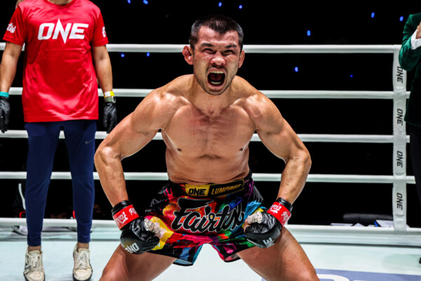 Nong O Hama celebrates his win over Kongthoranee Sor Sommai at The Inner Circle 20.