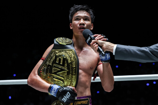 Aliff Sor Dechapan celebrates his World Title victory over Sam-A Gaiyanghadao at The Inner Circle 23 on July 24.