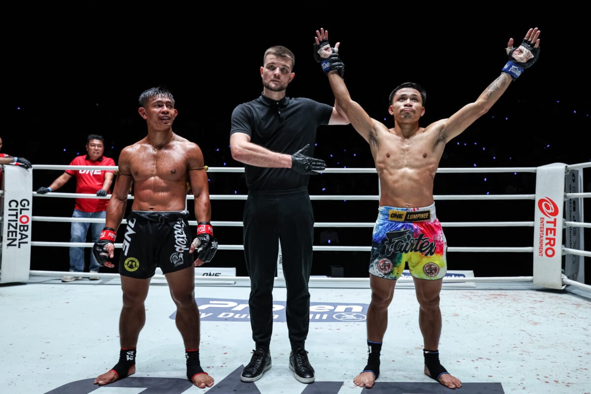 Banluelok Sitwatcharachai gets his hand raised against Songchainoi Kiatsongrit at The Inner Circle 27.