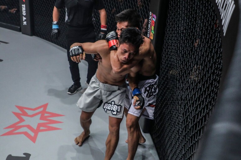 Adrian Mattheis mempraktekkan teknik choke yang dilatihnya di dalam Circle.