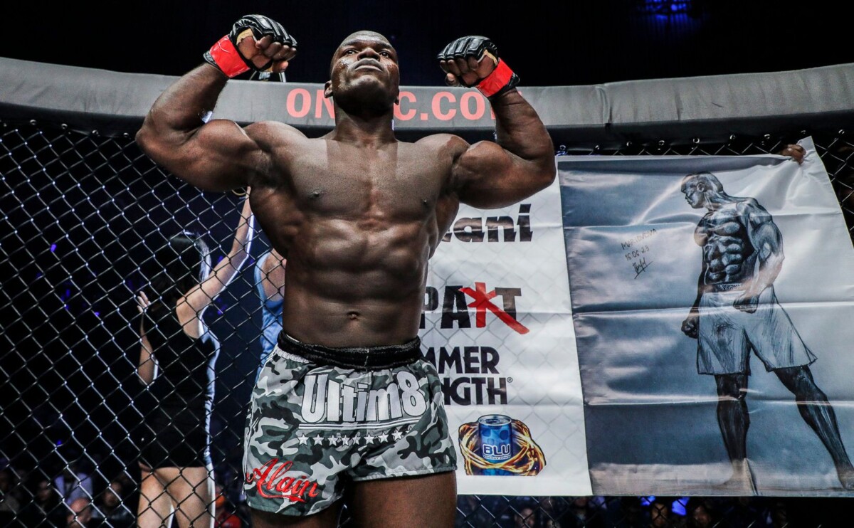 Alain Ngalani berpose sebelum laga di dalam Circle.