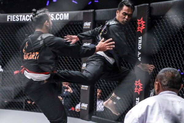 Penampilan seni bela diri silat di panggung.