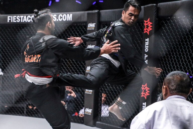 Penampilan seni bela diri silat di panggung.