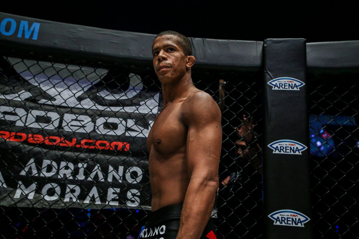 Adriano Moraes DC 4623 1200x800
