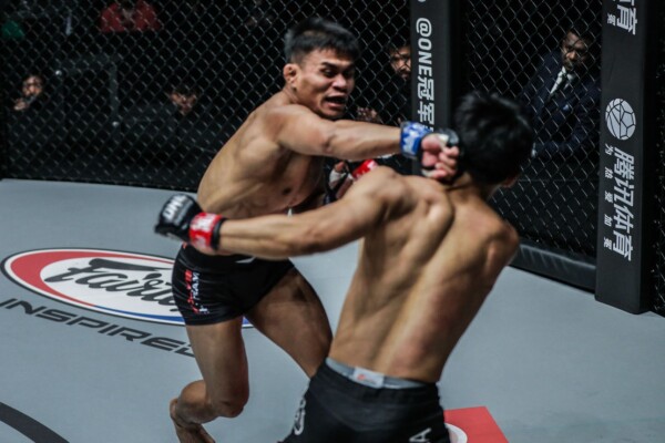 Eko Roni Saputra tampil di dalam Circle.