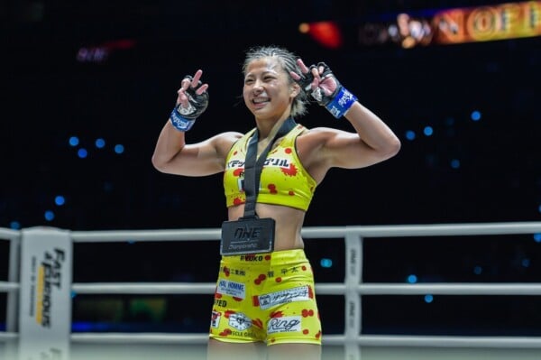 Ayaka Miura dengan medalinya setelah mengalahkan Samara Santos.
