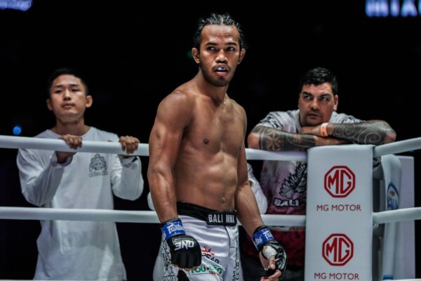Muhammad "Jungle Cat" Aiman melihat lawannya di ajang ONE: DAWN OF HEROES.