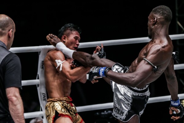 Bobo Sacko goes for a head kick on Kulabdam