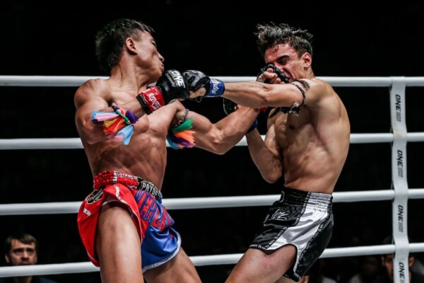 Mongkolpetch Petchyindee Academy fools Joseph Lasiri with an uppercut