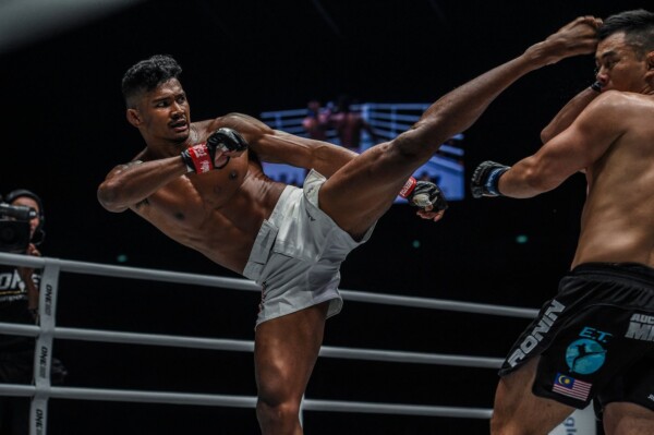 Amir Khan_Defeats Ev Ting At ONE Edge Of Greatness YK4_0291 600x399