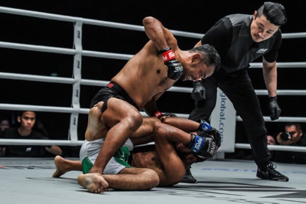 Dejdamrong Sor Amnuaysirichoke defeats Muhammad Imran at ONE EDGE OF GREATNESS YK4_0076 600x399