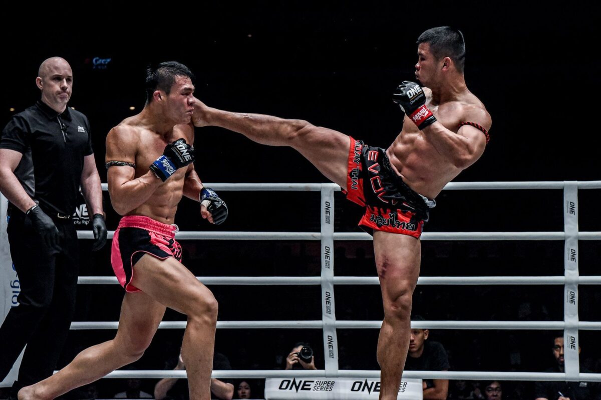 ONE Bantamweight Muay Thai World Champion Nong-O Gaiyanghadao kicks Saemapetch Fairtex in the head