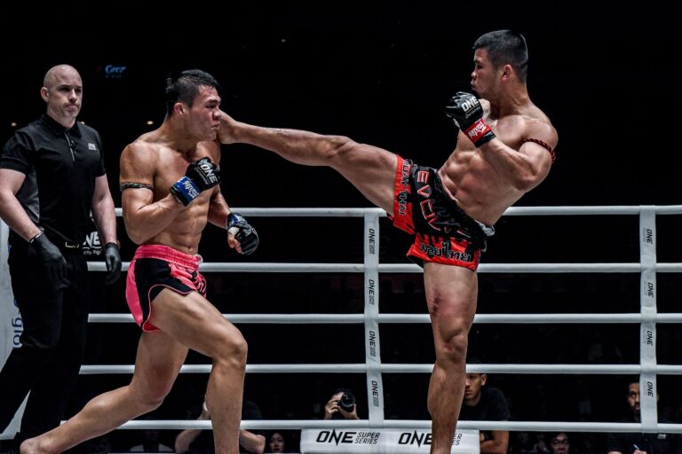 ONE Bantamweight Muay Thai World Champion Nong-O Gaiyanghadao kicks Saemapetch Fairtex in the head