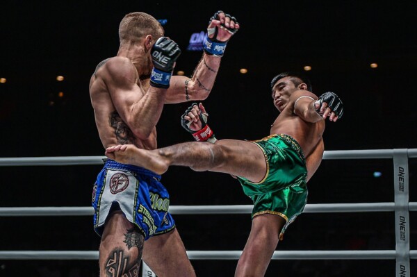Petchmorakot Petchyindee Academy defeats Charlie Peters at ONE EDGE OF GREATNESS ASH_4733 600x399