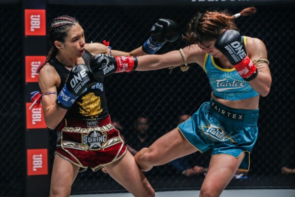 Janet Todd defeats Stamp Fairtex ONE KING OF THE JUNGLE DC DUX_2242 600x400