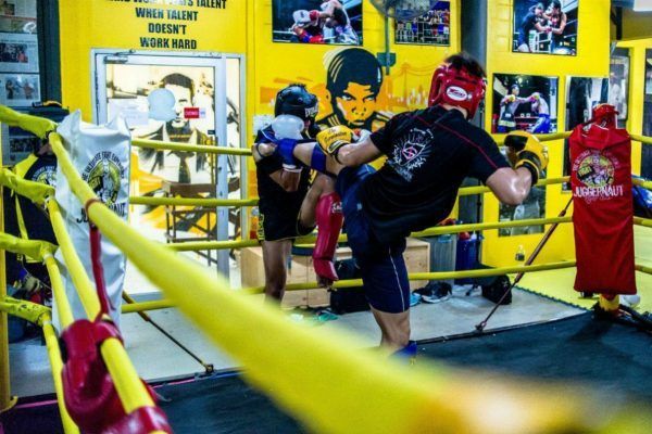 Dua atlet di sasana Juggernaut Fight Club di Singapura sedang melakukan sparring.
