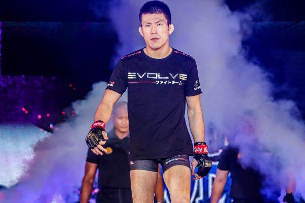 Shinya Aoki memasuki arena dalam ONE: CENTURY II.