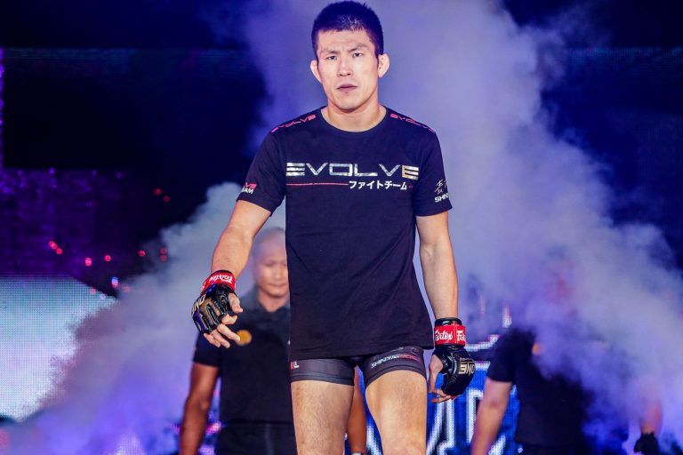 Shinya Aoki memasuki arena dalam ONE: CENTURY II.