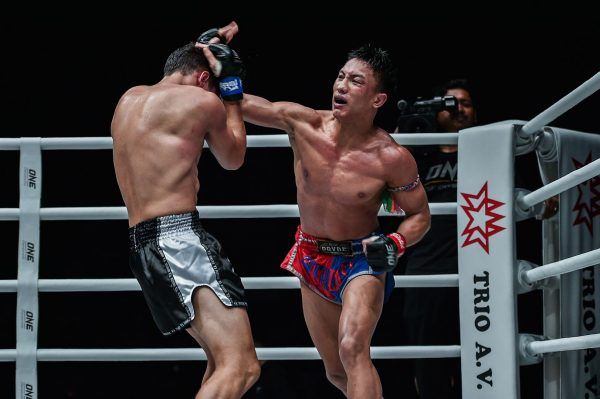Muay Thai fighter Mongkolpetch Petchyindee Academy throws a cross