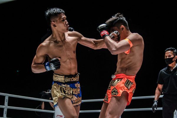 Muay Thai fighter Kulabdam delivers an uppercut to Sangmanee's head
