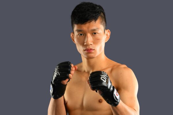 Song Min Jong Fists Up 1200X800 600x400