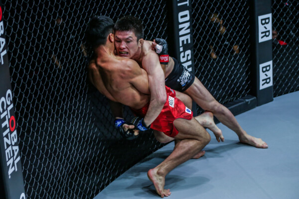 Shinya Aoki Eduard Folayang 1920X1280 ONE on TNT IV 5 600x400