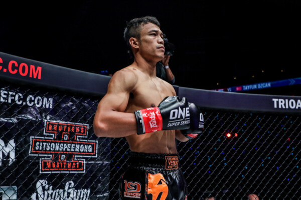 Sitthichai Tayfun Ozcan 1920X1280 ONE First Strike 49.jpg 600x400