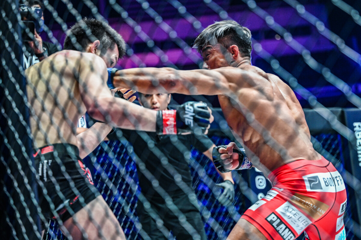 Japanese MMA fighter Sexyama cracks Shinya Aoki with a punch