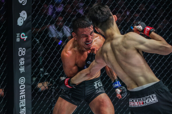 Kwon Won Il throws a punch on Mark Abelardo at ONE 163