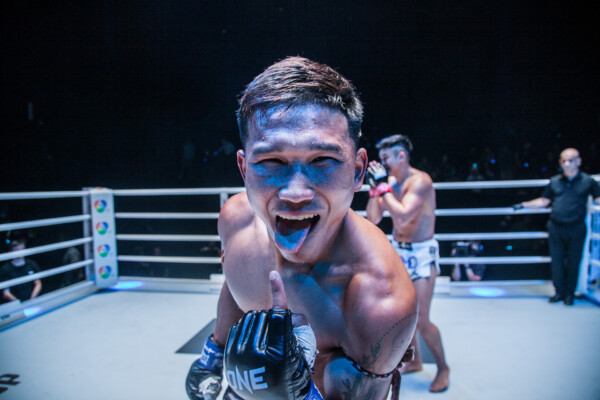 Kulabdam Sor. Jor. Piek Uthai celebrates his victory over Sangmanee PK.Saenchai