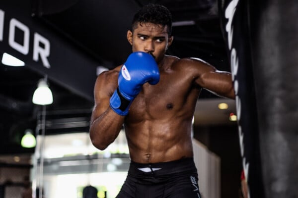AmirKhan Hits Heavybag 1200X800