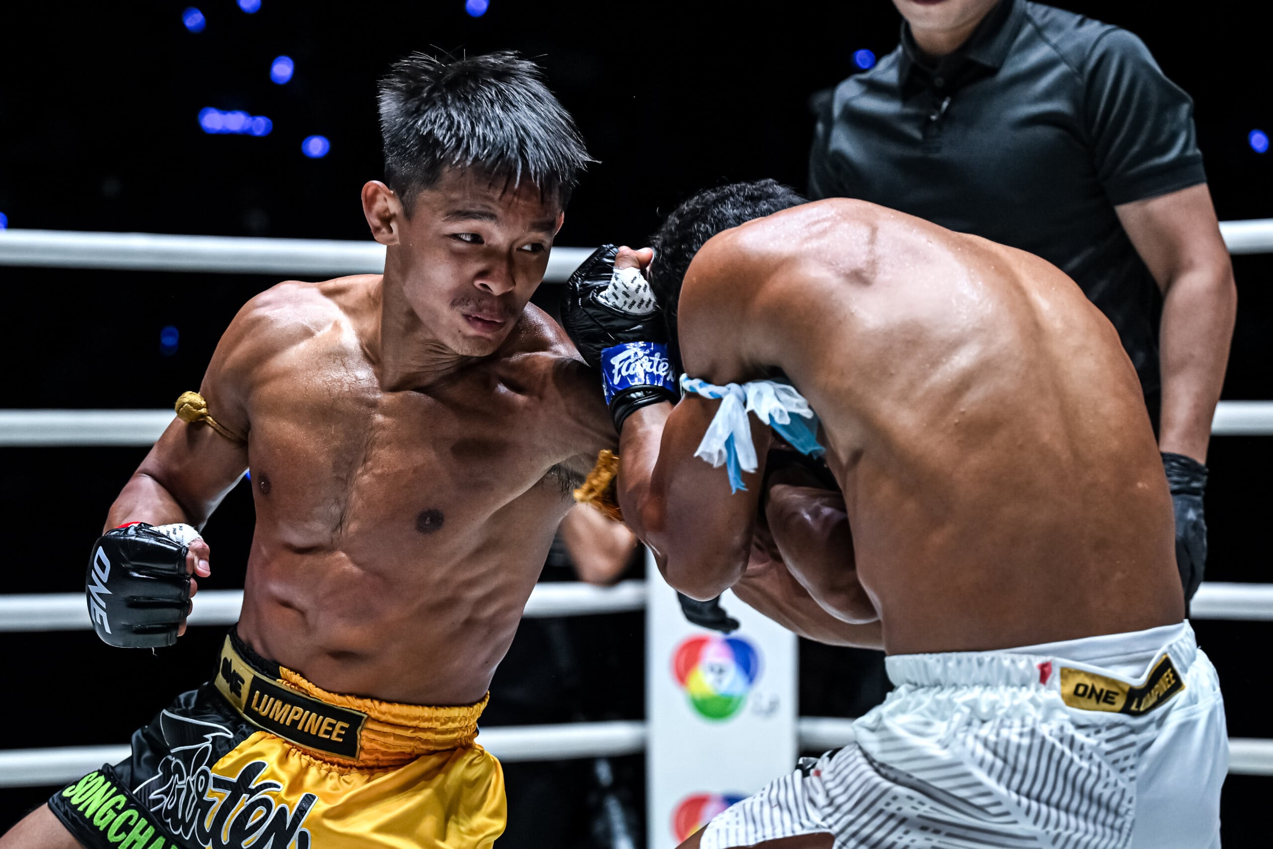 Songchainoi connects with a body shot on Numsurin.