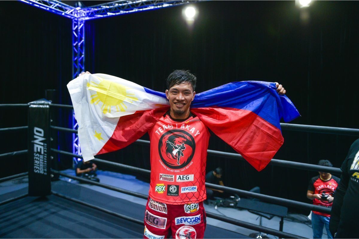 Lito Adiwang defeats Anthony Do (blue) by decision at ONE WARRIOR SERIES 7