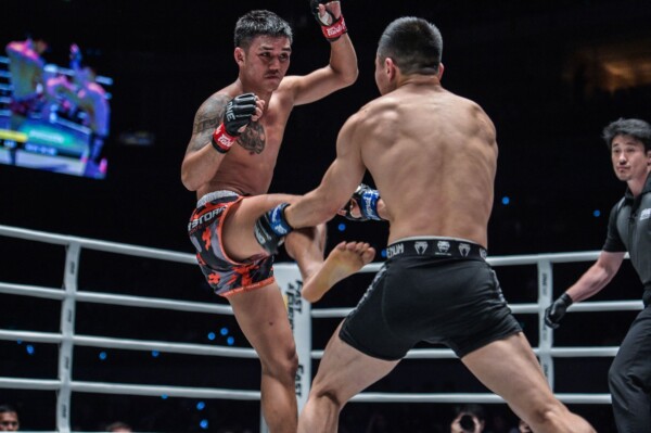 Thailand's Pongsiri Mitsatit looks to teep Miao Li Tao's thigh at ONE: DAWN OF HEROES