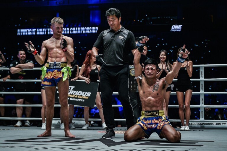 An emotional Rodtang Jitmuangnon drops to his knees as World Champion in Manila.