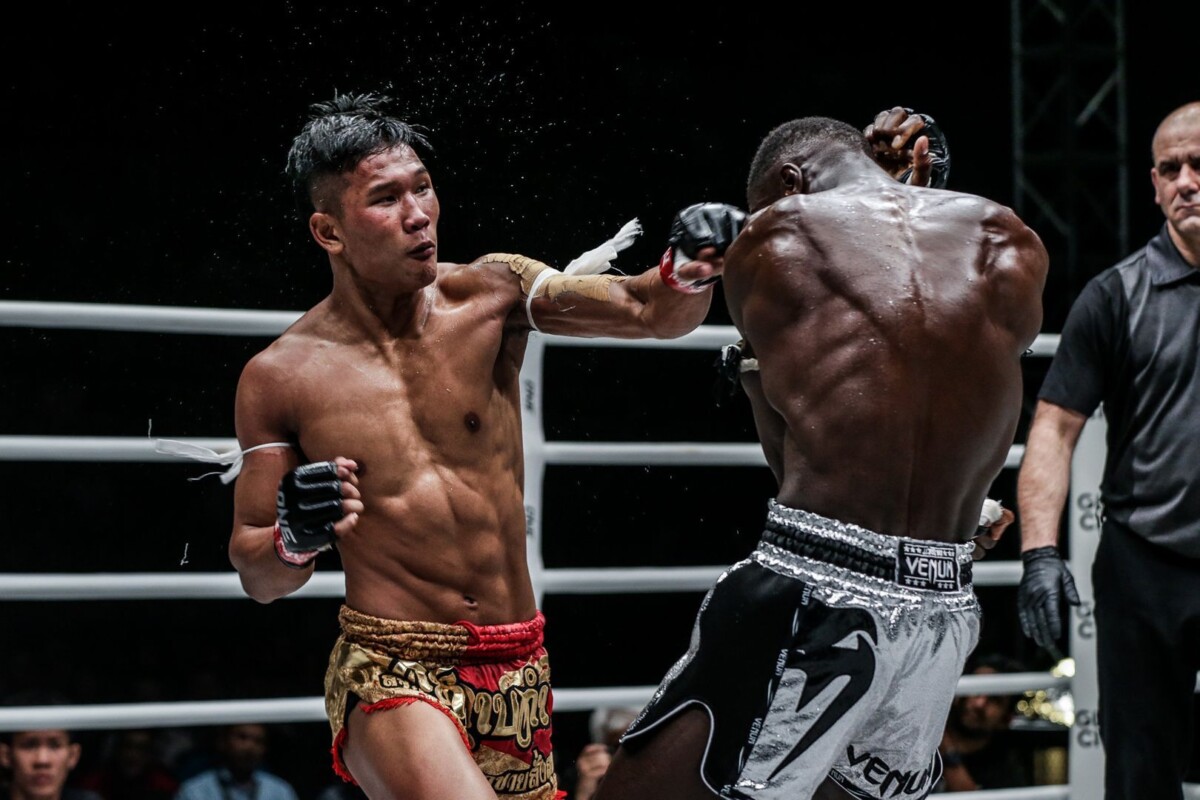 Thai megastar Kulabdam Sor. Jor. Piek Uthai punches Bobo Sacko