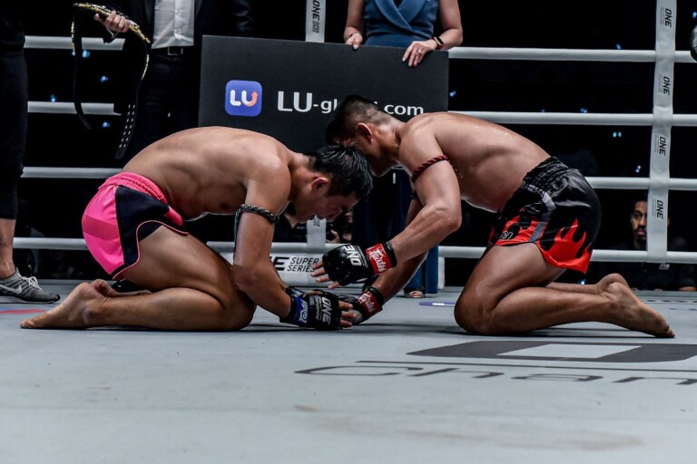 Nong-O Gaiyanghadao and Saemapetch Fairtex show respect after the bell