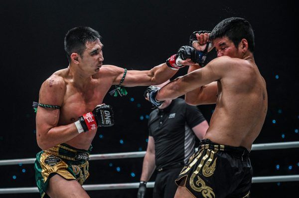Petchmorakot Petchyindee Academy defeats Pongsiri PK.Saenchaimuaythaigym ONE WARRIORS CODE YKZ_9068 600x399