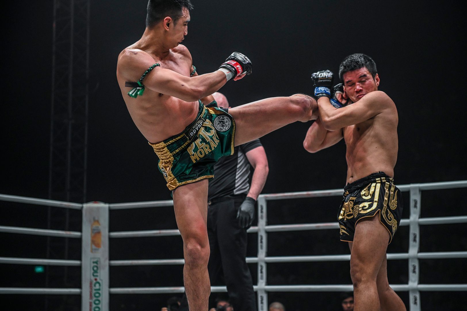 Petchmorakot Petchyindee Academy defeats Pongsiri PK.Saenchaimuaythaigym defeats ONE WARRIOR'S CODE in Jakarta