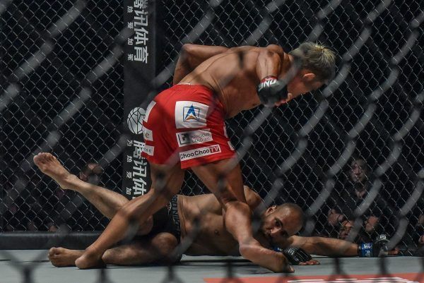 Yoshihiro Akiyama defeats Sherif Mohamed ONE KING OF THE JUNGLE AC 1536 600x401
