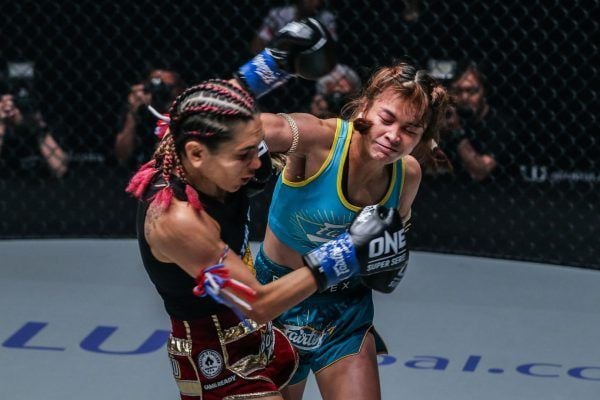 Stamp Fairtex Catches Janet Todd With A Left Hook