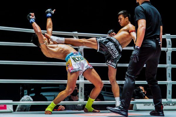 Superlek Kiatmoo9 fights Panpayak Jitmuangnon 1920X1280_5 600x400